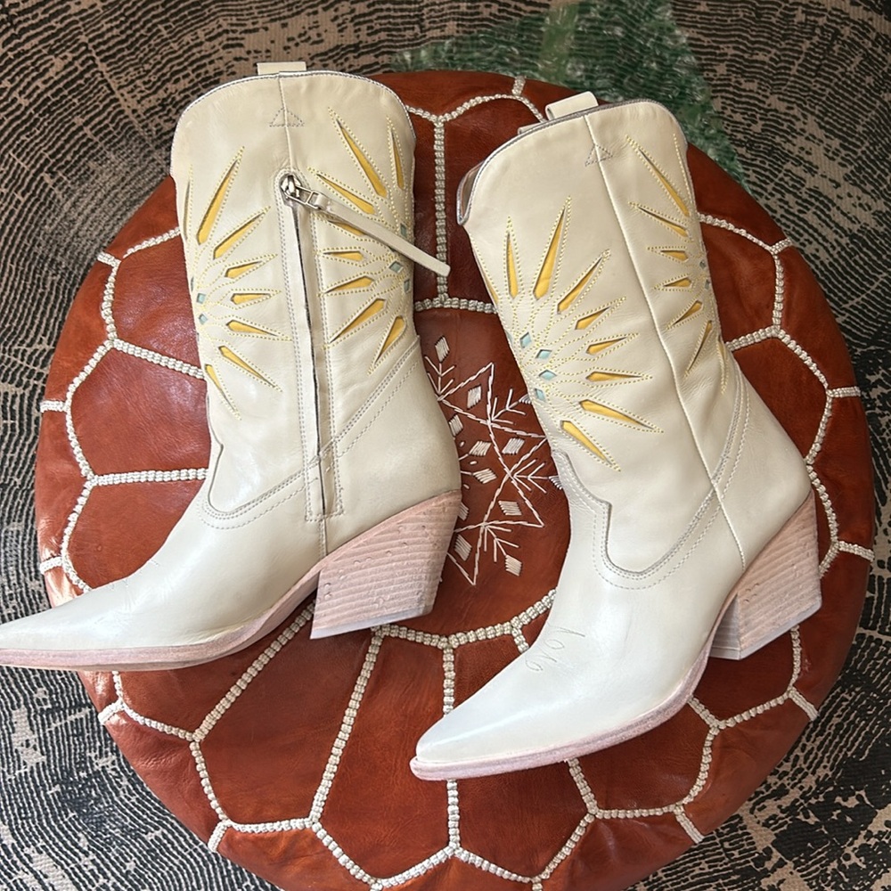 Free People 🌿 | Supernova ☀️ ‘Vintage White’ Mae Western Boots